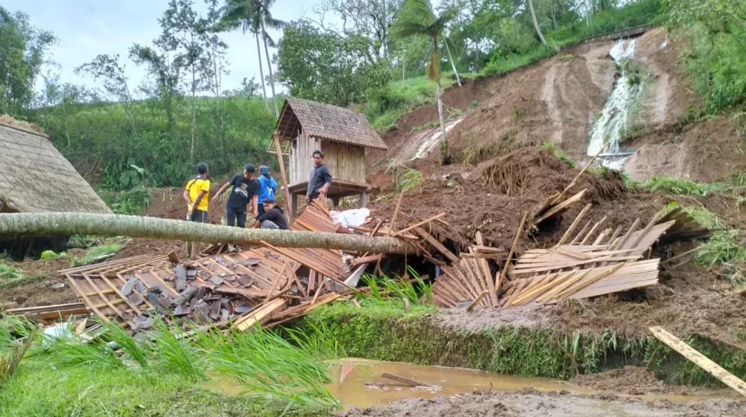 Australian woman and her Dutch partner killed in Bali landslide.